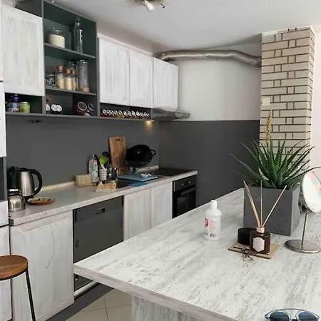 Little House In Downtown With Garden Διαμέρισμα