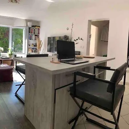 Διαμέρισμα Little House In Downtown With Garden *