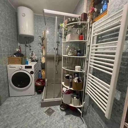 Little House In Downtown With Garden