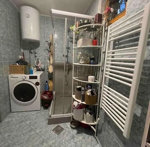 Little House In Downtown With Garden